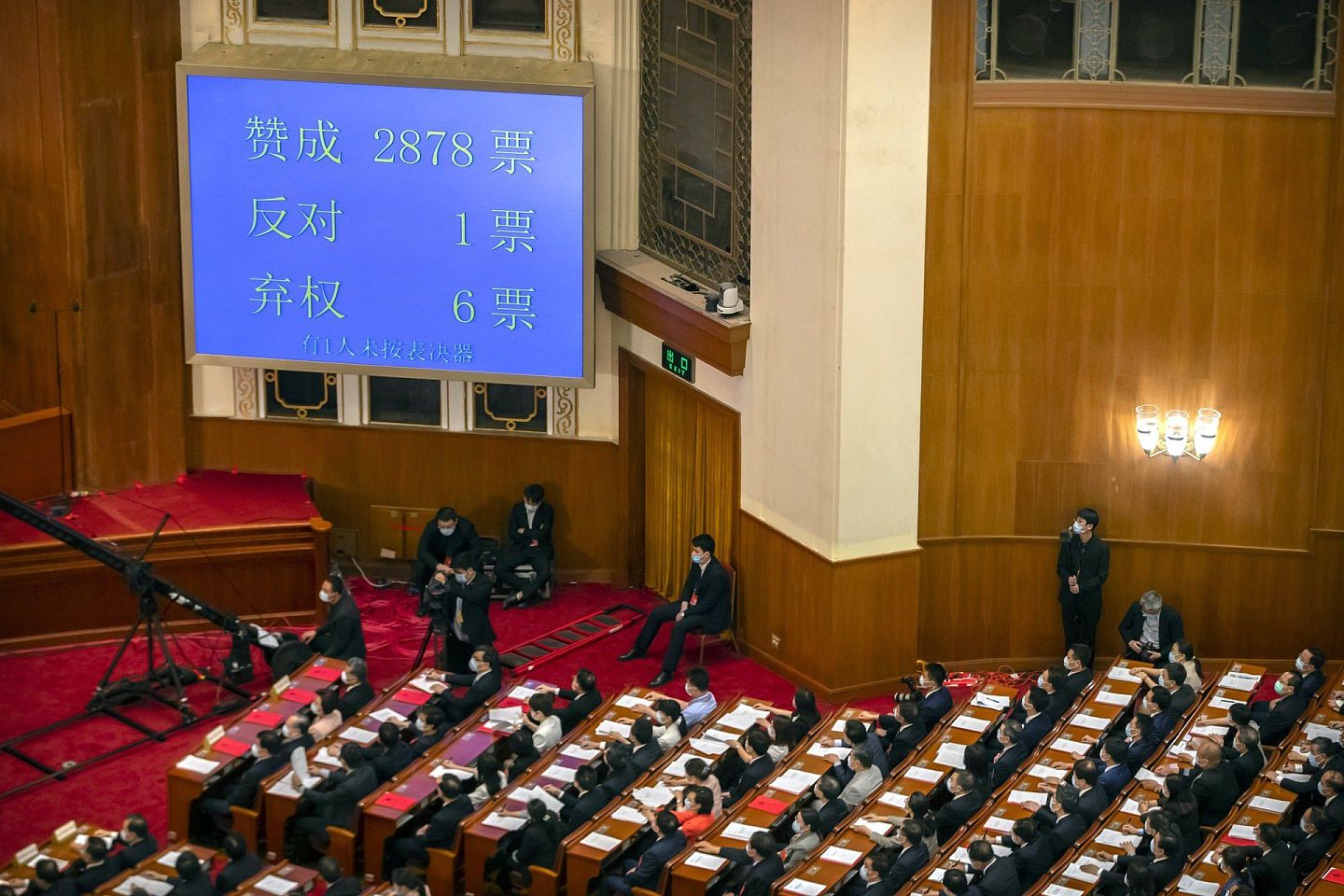 5月28日，中国全国人大闭幕会当天，“港版国安法”以2,878票赞成，1票反对，6票弃权获得通过。（AP）