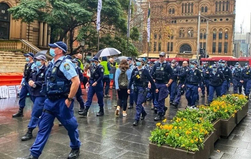 直击！澳洲多地爆发游行示威，上万人不顾警告涌上街头，卫生部门忧心疫情反扑（组图） - 37