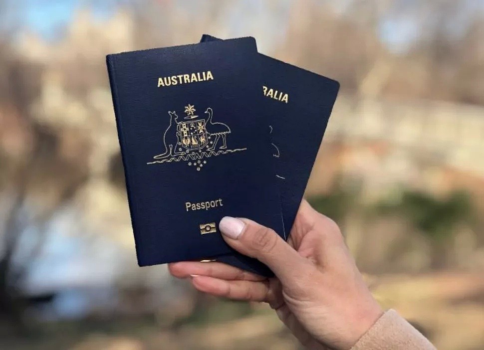 澳洲国际旅行禁令再延后3个月！珀斯万人无视警告参与全澳大游行，有人呼吁解除全部社交限制 - 7