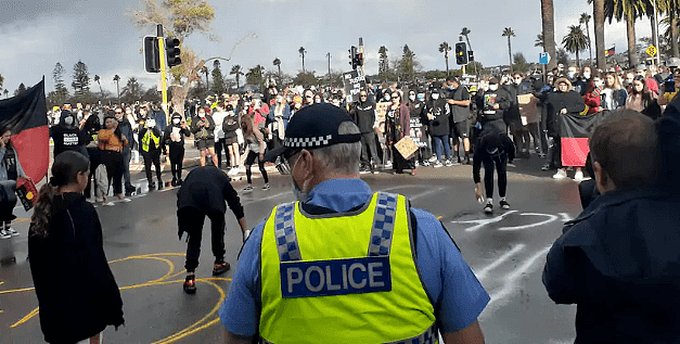 澳洲国际旅行禁令再延后3个月！珀斯万人无视警告参与全澳大游行，有人呼吁解除全部社交限制 - 17