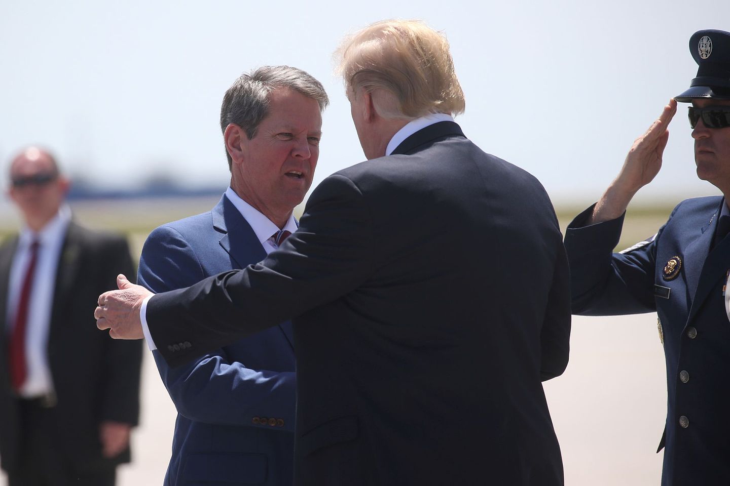 2019年4月24日，佐治亚州州长坎布到机场欢迎美国总统特朗普到访。（Reuters）