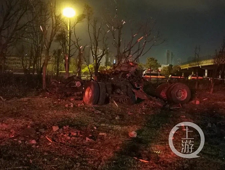 温岭槽罐车爆炸现场：一片废墟 凄惨无比 车头成碎片（视频/组图） - 7