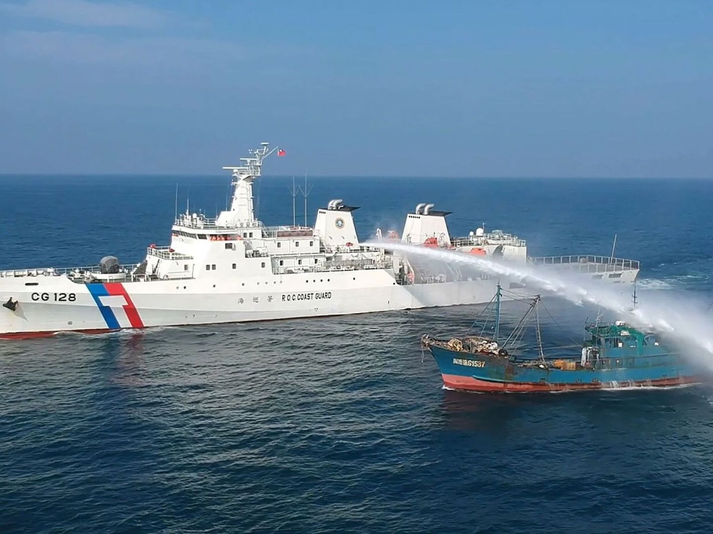 台湾海巡署船舰发射水炮驱赶大陆渔船。（台湾中央社）