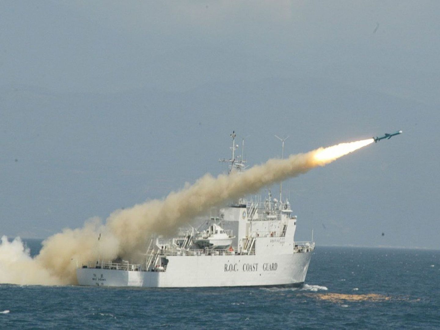 台海巡署所辖伟星舰于2005年汉光演习中，发射雄风二型反舰导弹。（台军闻社）