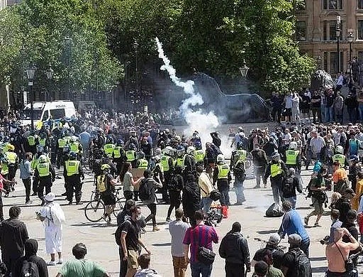 伦敦街头数千暴徒群殴，嗑药喝酒乌烟瘴气，鲍里斯都急了（组图） - 2
