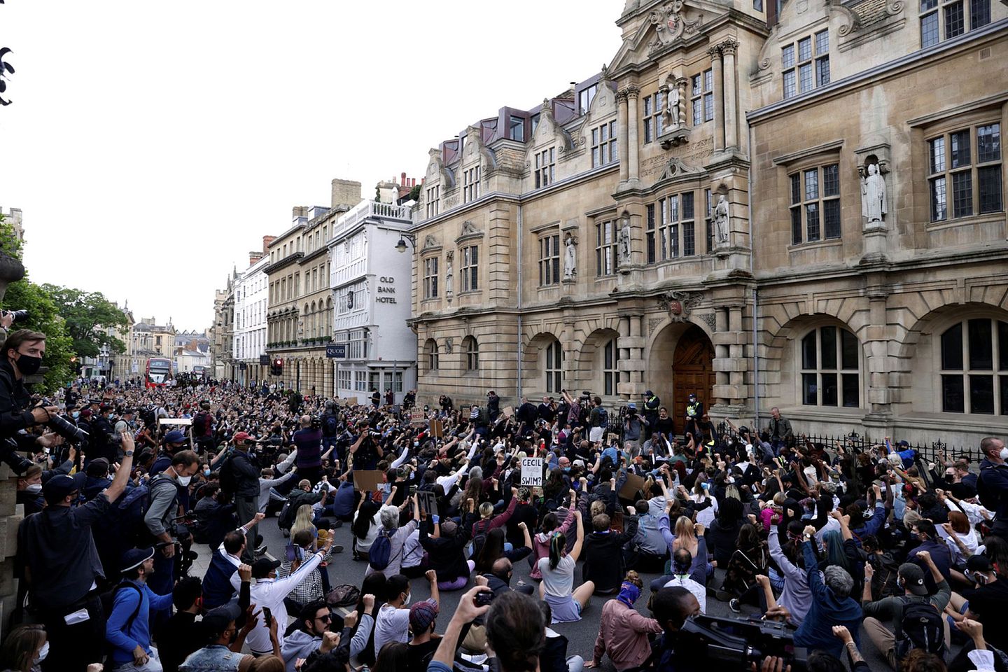 6月9日，示威者在英国牛津大学示威，要求拆走校内的罗德（Cecil Rhodes）雕像。（路透社）