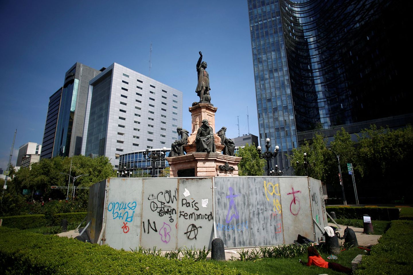 6月10日，墨西哥墨西哥城的哥伦布雕像已经多次遭破坏被围板封起。（路透社）