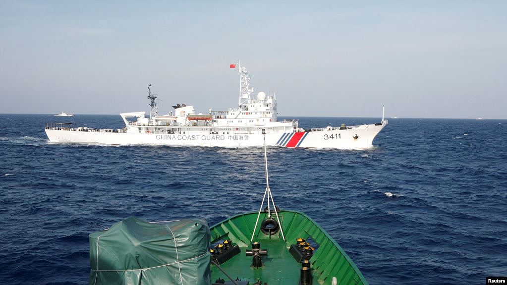 在离越南海岸210公里的南中国海上，从一艘越南海岸警卫队的船上看附近的中国海警船。（2014年5月14日）