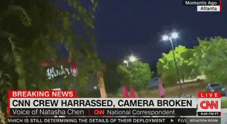 CNN记者在非裔男子被杀餐厅拍摄，遭抗议者打砸相机（视频/组图） - 2