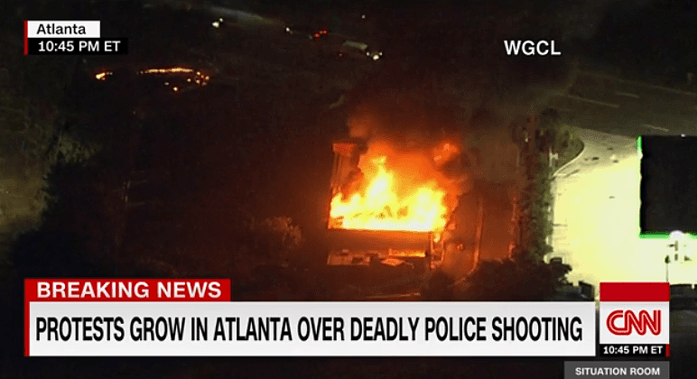 CNN记者在非裔男子被杀餐厅拍摄，遭抗议者打砸相机（视频/组图） - 4
