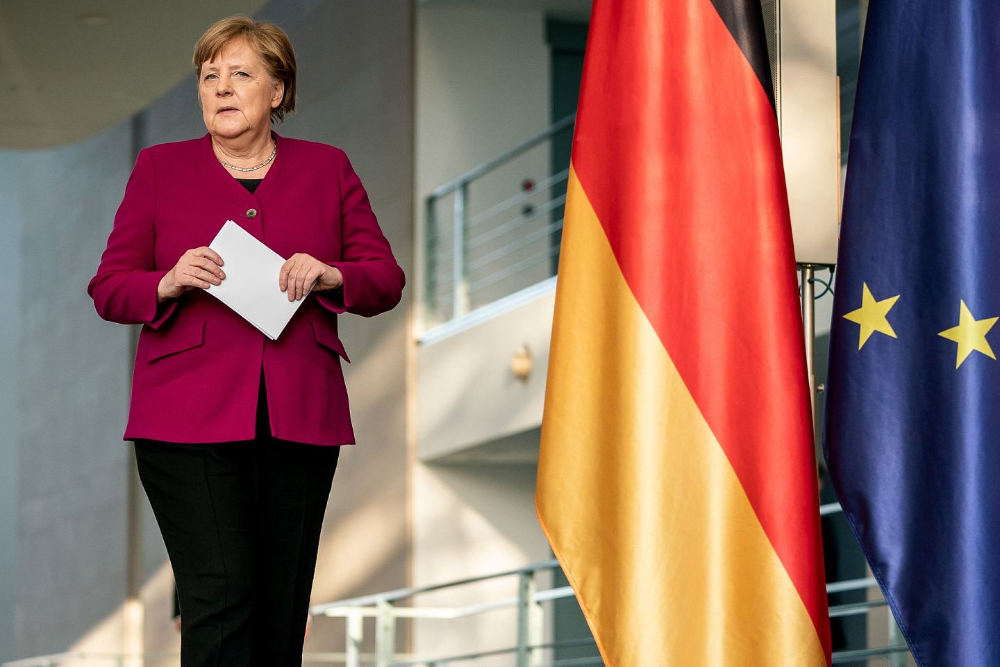 2020年4月23日，在德国柏林举行的欧盟领导人关于新型冠状病毒传播的视频会议结束后，德国总理默克尔抵达现场接受媒体采访。（Reuters）