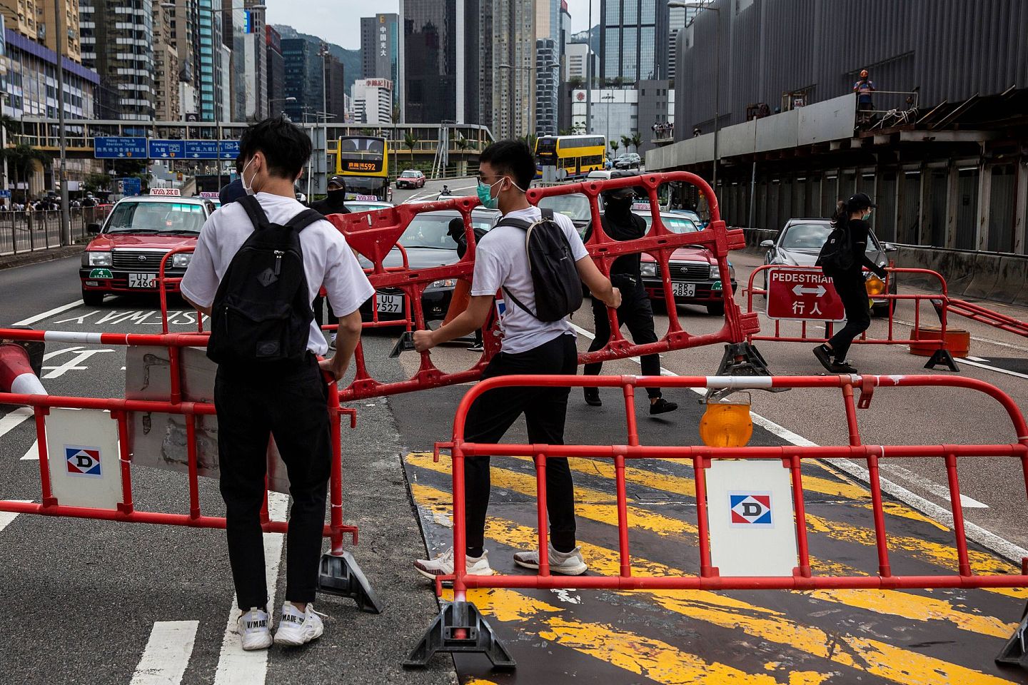 当日，暴力示威者肆意闯入仍有车辆行驶的马路架设障碍物。（AFP）