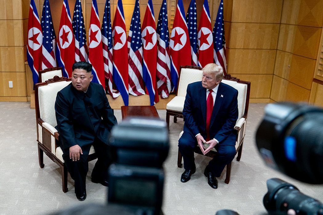 特朗普总统和朝鲜领导人金正恩去年在非军事区韩国一侧会晤。