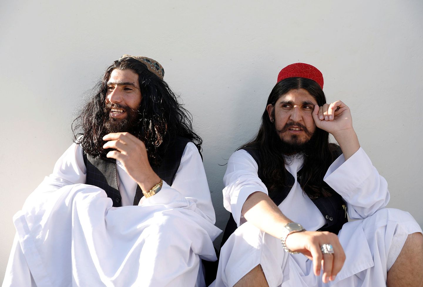 塔利班：新获释的塔利班囚犯5月26日坐在喀布尔省一所监狱的地上，其中一人笑容满面。（Reuters）