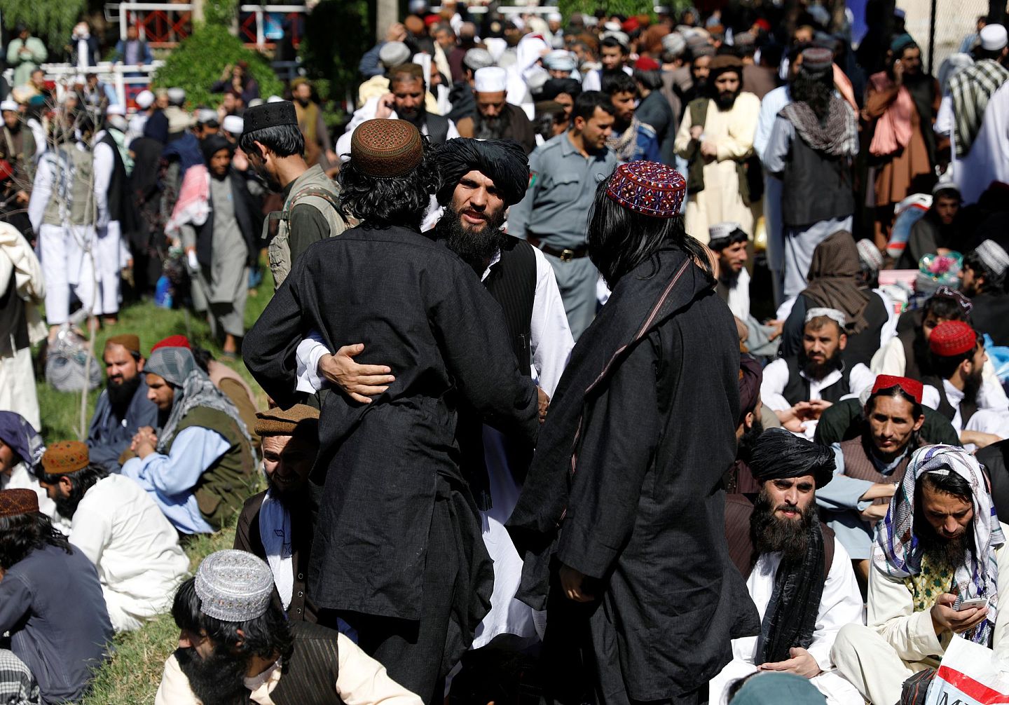 塔利班：刚获释的塔利班囚犯5月26日在阿富汗喀布尔省一所监狱中与人拥抱。（Reuters）