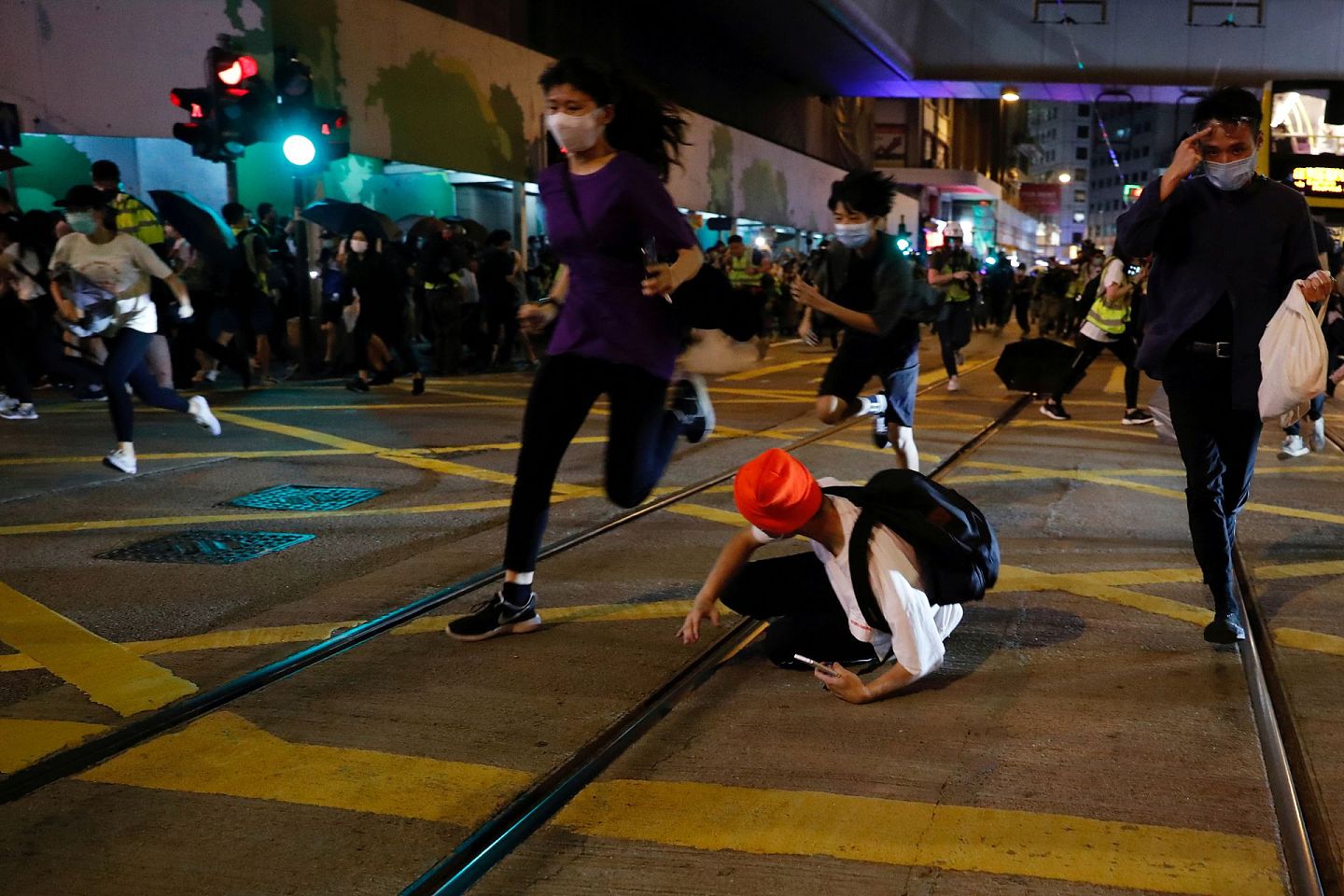 6月9日，香港“修例风波”爆发一周年之际，再次发生游行示威。这让即将完成立法的“港版国安法”的治理效果蒙尘。表面上的政治高压，似乎难以解决香港更深层的经济衰退问题。（Reuters）