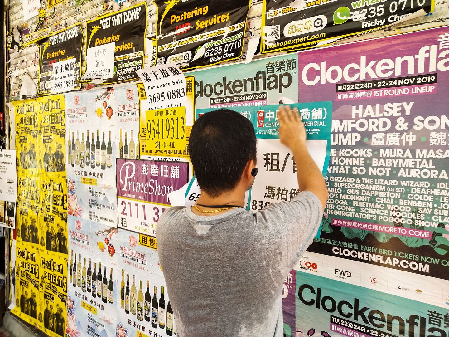 素有 “购物天堂”之称的香港，其零售业正在受“修例风波”和新冠肺炎疫情的双重打击，经营异常冷淡，不得不推出大幅折扣。（新华社）