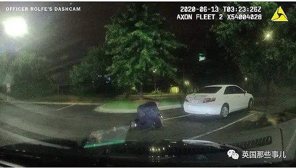美国黑人男子酒后在停车场睡觉，一小时后被白人警察开枪打死...民众怒火更旺了（组图） - 14