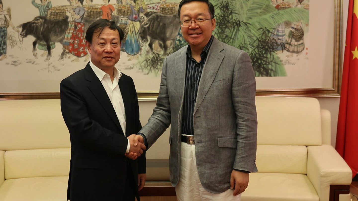曾被誉为“股市救火队长”的孟庆丰（左）于2020年6月离任中国公安部副部长一职。（中国驻南非使馆官网）