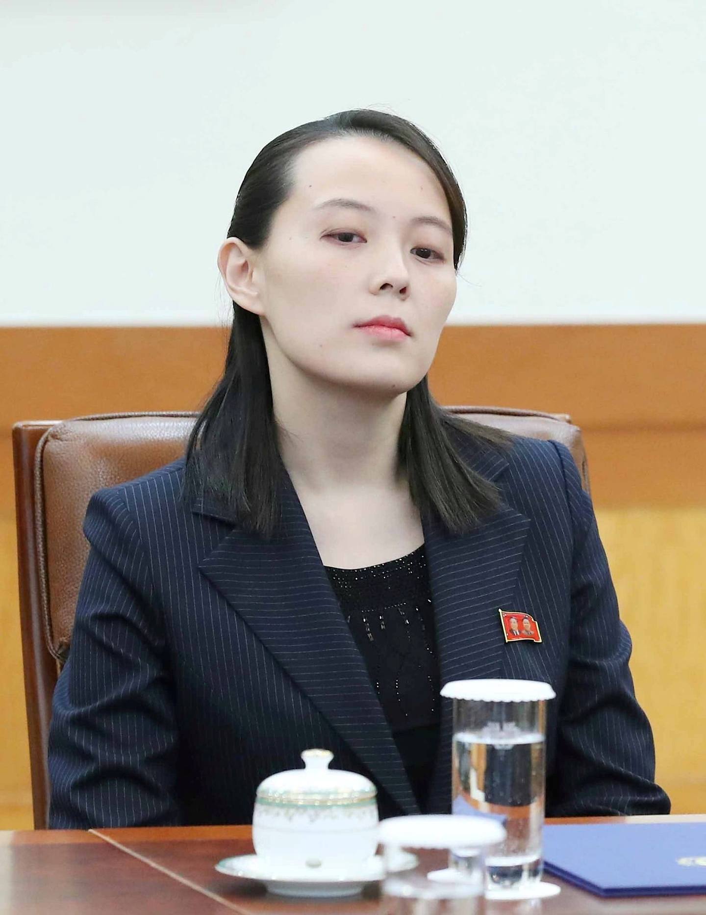 金与正：金与正2018年2月访韩期间使出“变脸绝技”。她抵韩首天面露亲切笑容，却在隔日举行的韩朝对话中摆出冷若冰霜的模样。图为2018年2月10日，她在青瓦台出席会议时摆出一副冷漠的表情。（Reuters）