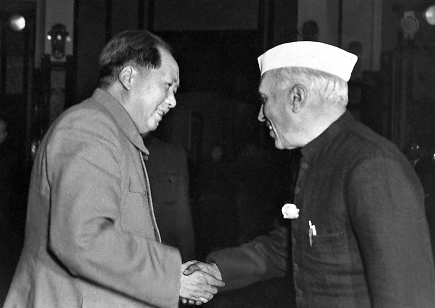 1954年10月21日，印度总理尼赫鲁（右）应邀访问中国，与中共开国领袖毛泽东握手。（AFP）