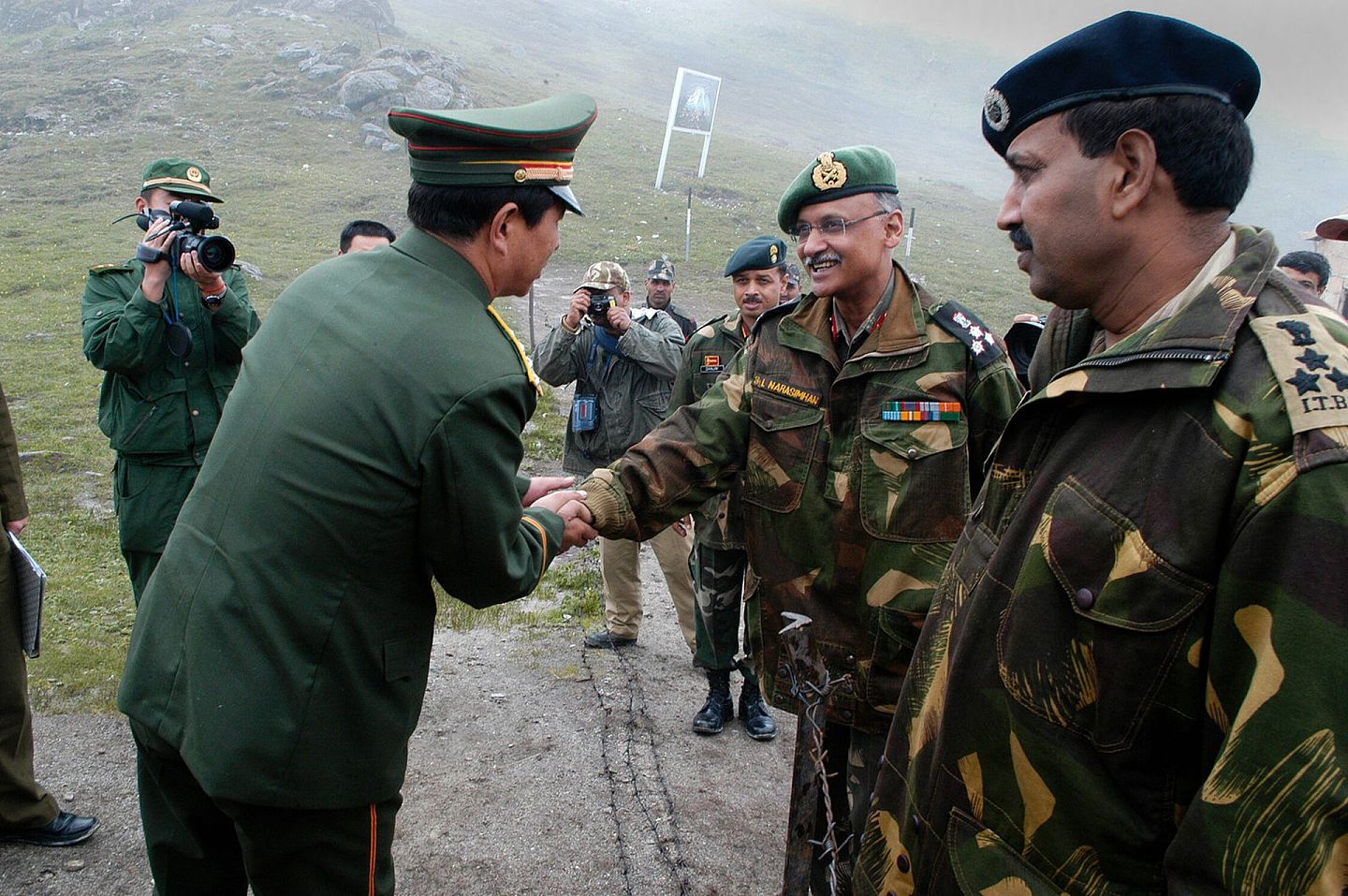 2006年7月5日，连接中国与印度的乃堆拉山口即将重新开放，一名中国士兵与印军握手。（视觉中国）