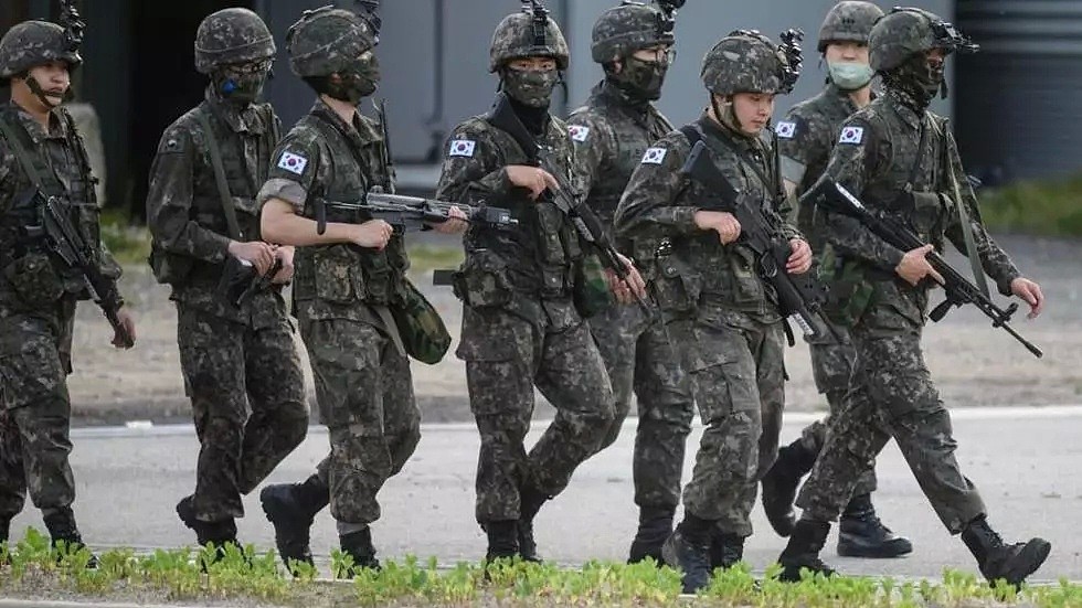 Des soldats sud-coréens patrouillent à proximité de la frontière avec la Corée du Nord, le 16 juin 2020