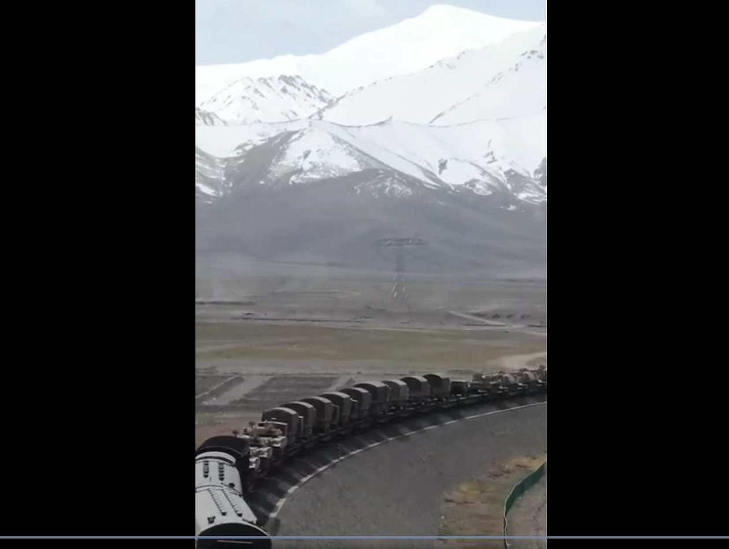 在公开的视频画面中，火车运送大量军事装备。（中国青年报客户端视频截图）