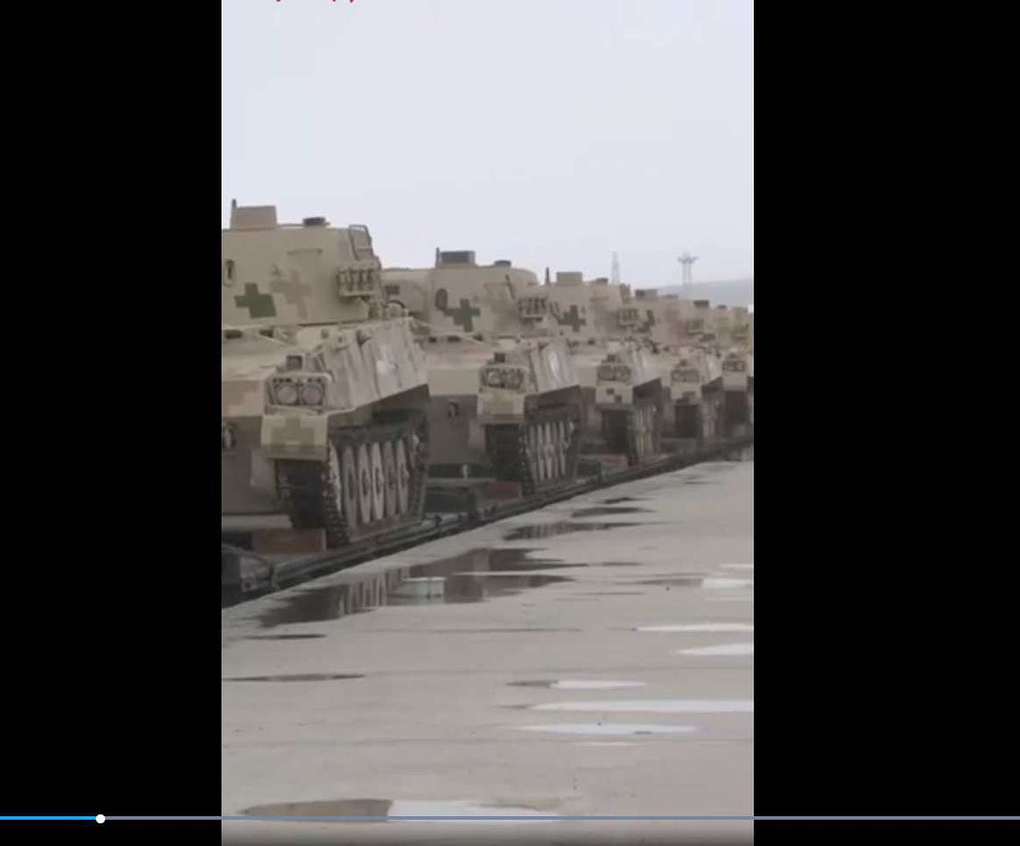视频画面中，可见大量解放军99式主战坦克。（中国青年报客户端视频截图）