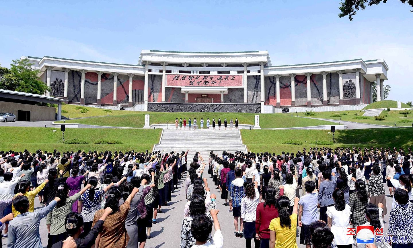 图为6月10日，朝鲜工人团体齐集信川博物馆，抗议韩国及脱北者。（Reuters）