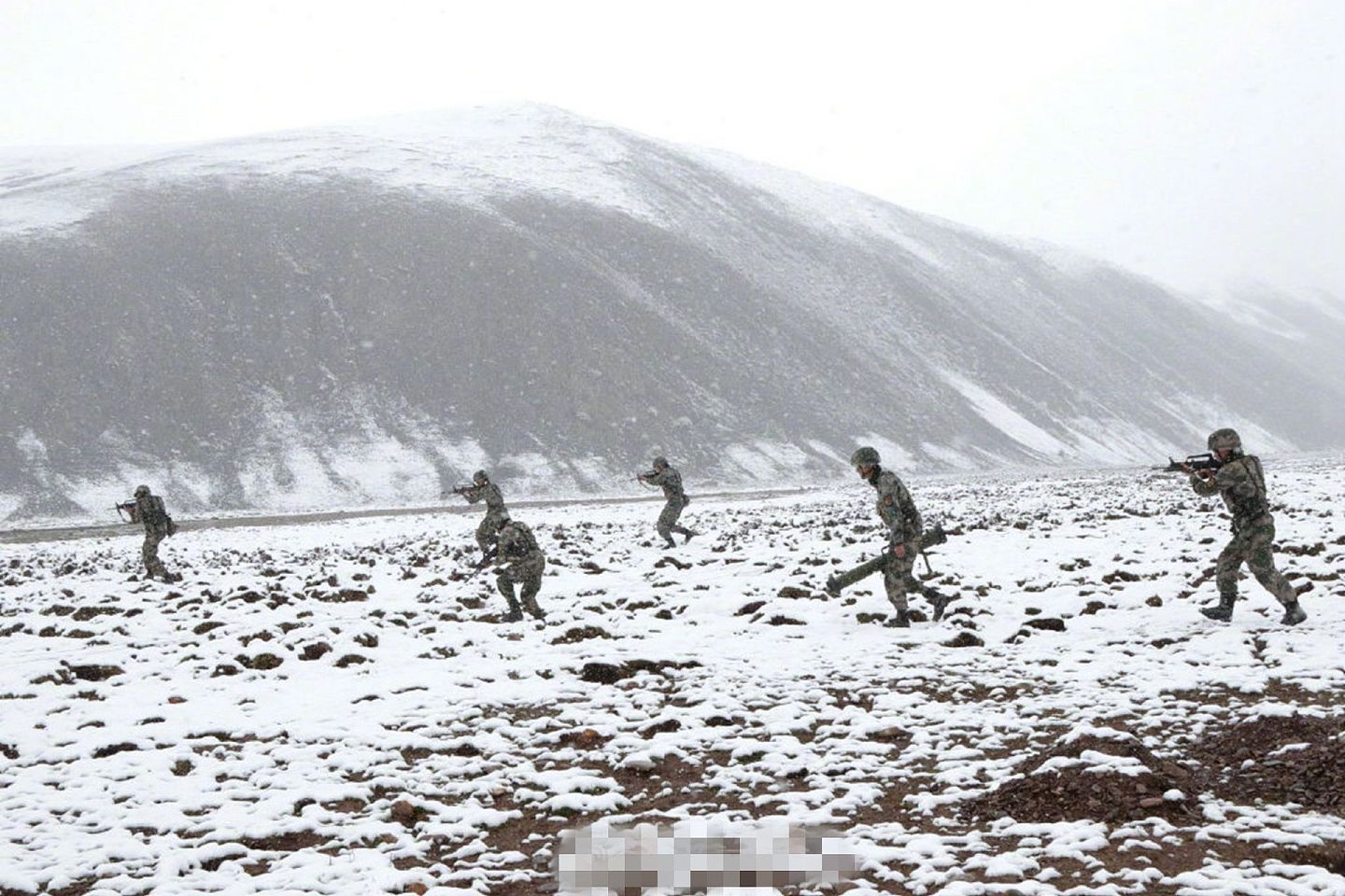 中国媒体6月1日报道，中国人民解放军近日在西藏军区演习。解放军正努力克服地形与天气带来的不利影响，增强战斗力。（中国央视截图）