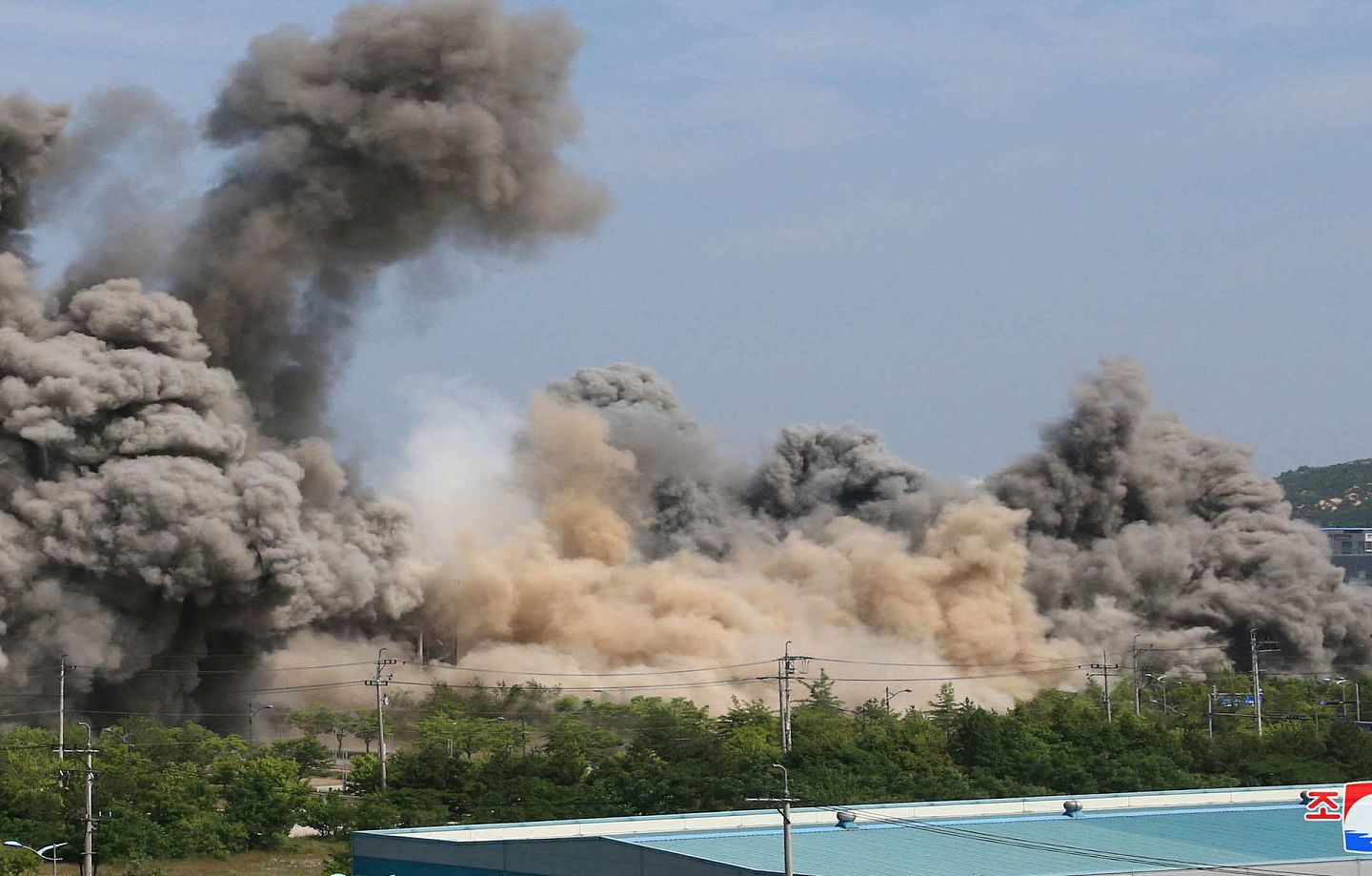 2020年6月16日，朝鲜官方公开炸毁位于朝鲜开城工业园区内的朝韩联络办公室大楼现场画面。（Reuters）