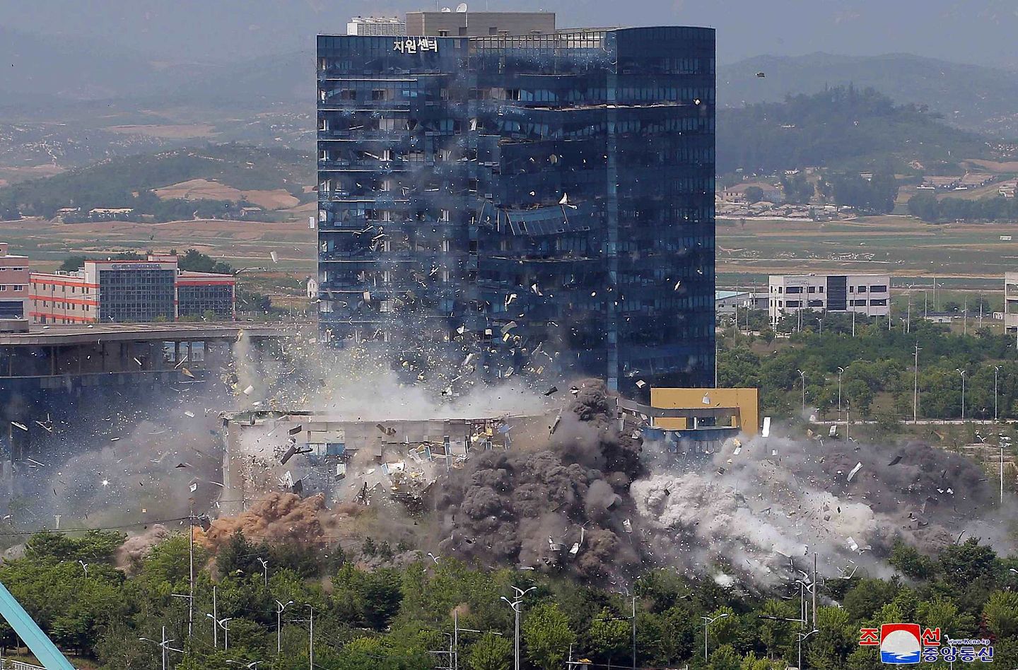 2020年6月16日，朝鲜官方拍摄的炸毁位于朝鲜开城工业园区内的朝韩联络办公室大楼画面。（Reuters）
