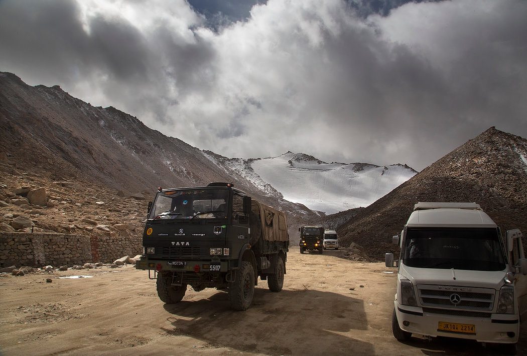 2018年，一辆印度军用卡车在拉达克穿越离实际控制线很近的常拉山口。