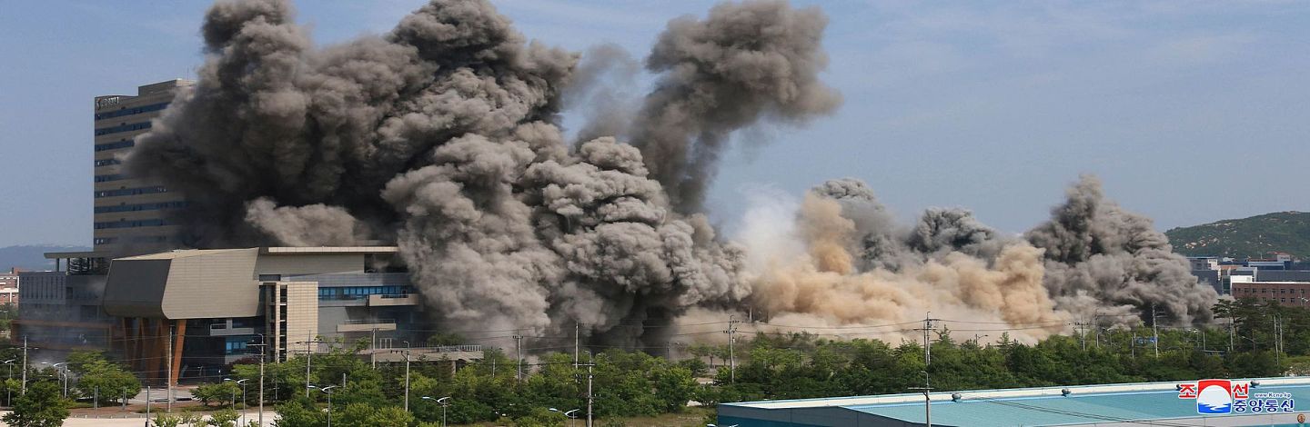 图为6月16日，朝鲜中央通讯社发放相片，位于开城的朝韩联络办公室被炸毁。（路透社）