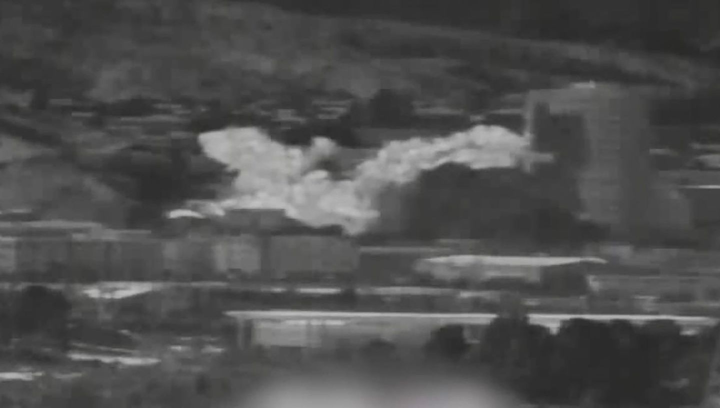 图为6月16日，韩国国防部发放相片，位于开城的朝韩联络办公室被炸毁。（美联社）