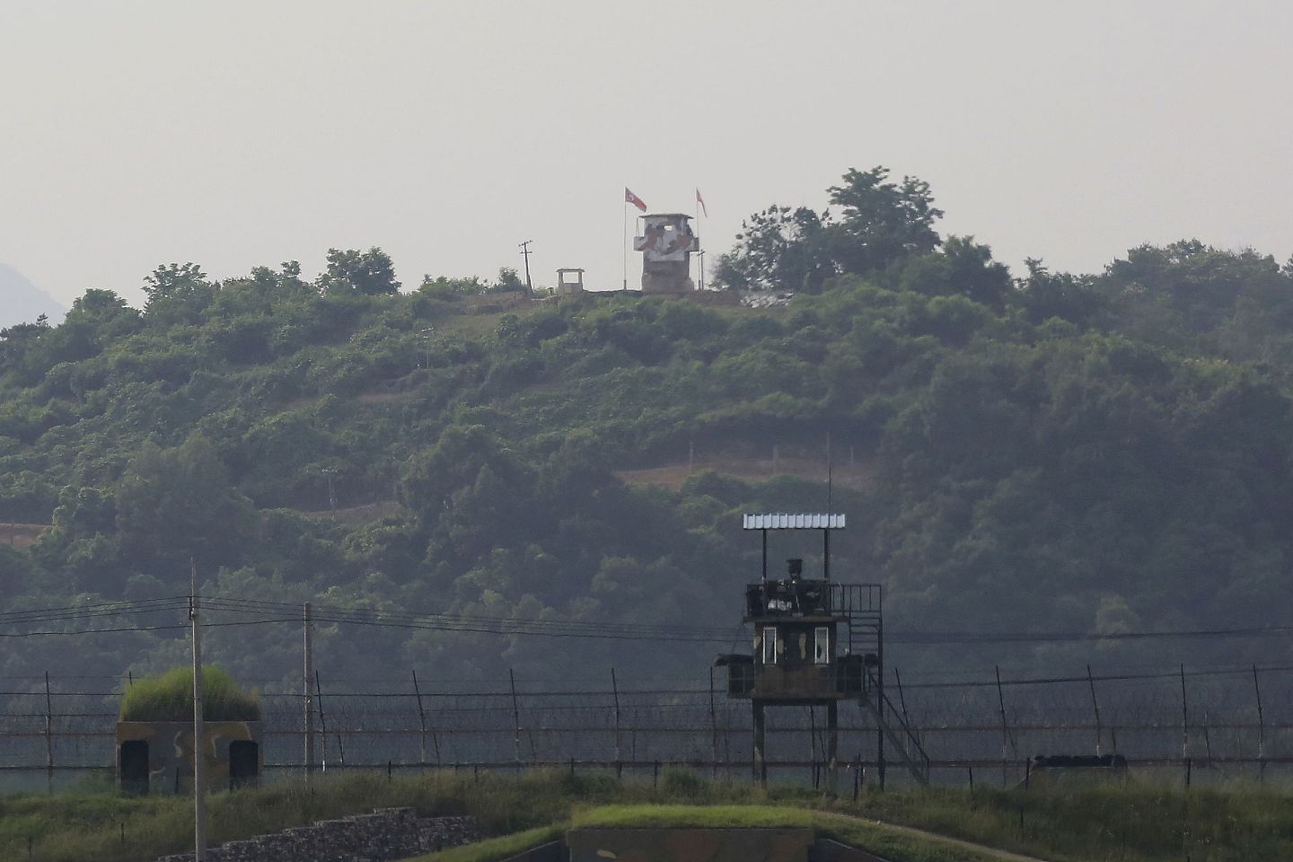 图为6月16日，从韩国坡州可见，朝鲜（远处）和韩国（近处）的军事哨所。（美联社）