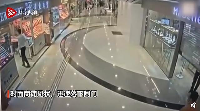 4名蒙面劫匪打劫香港珠宝店，1分钟抢走价值100万金饰