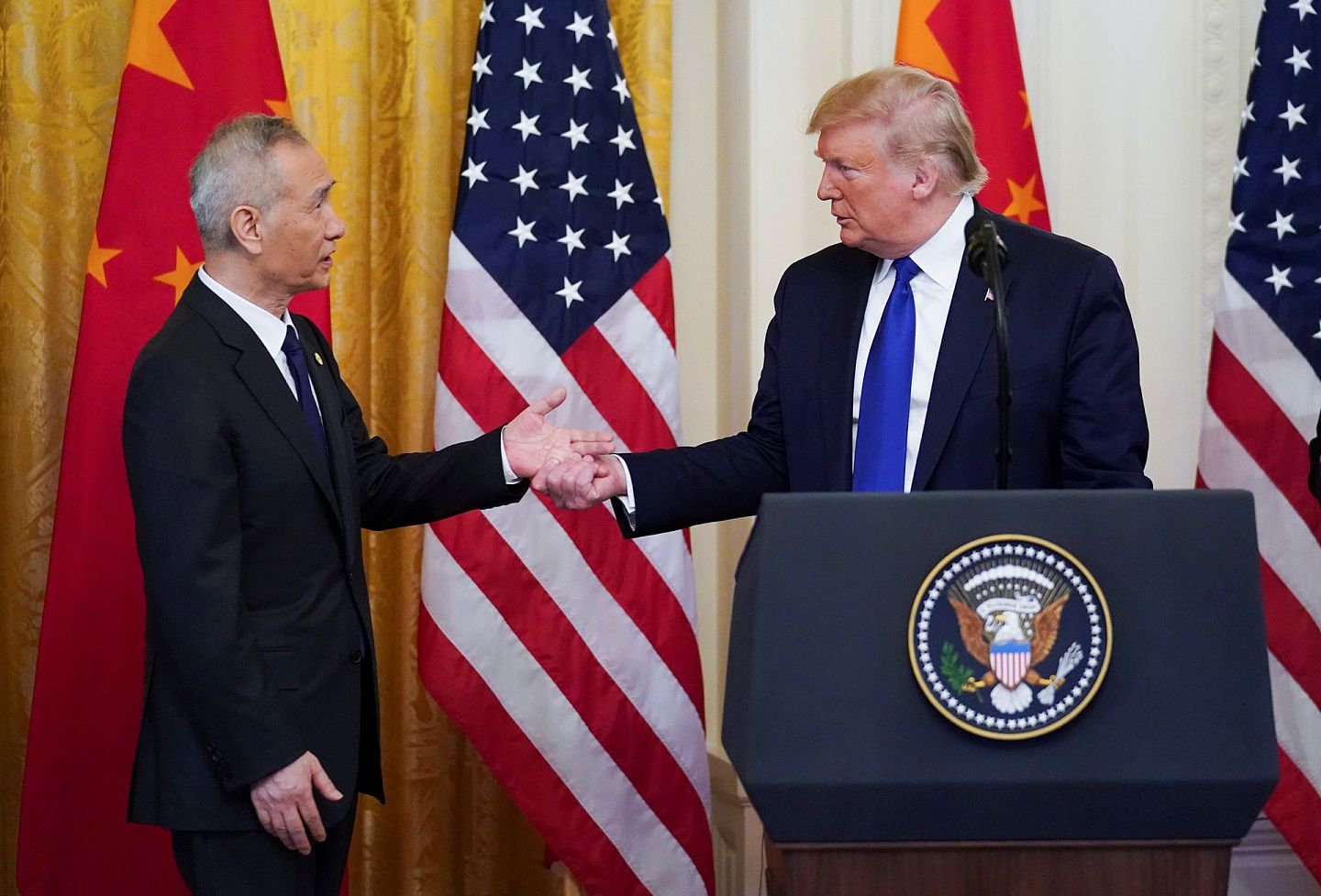 2020年1月15日，中美贸易协定在华盛顿白宫东厅签署，在“第一阶段”的签字仪式上，中国国务院副总理刘鹤向美国总统唐纳德·特朗普伸出手。（REUTERS）