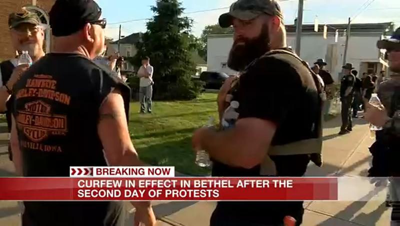 美国小村80人示威遭近千名武装摩托帮围堵 现场水泄不通