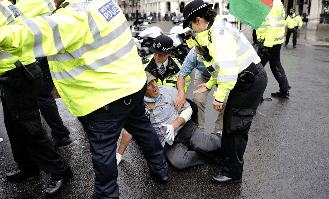 英国首相出车祸了！抗议者突然窜出致约翰逊车队追尾 所幸无人受伤（组图） - 6