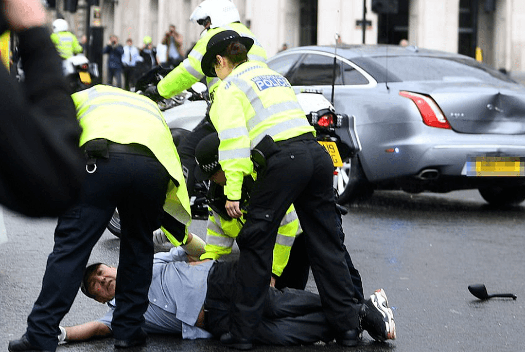 英国首相出车祸了！抗议者突然窜出致约翰逊车队追尾 所幸无人受伤（组图） - 10
