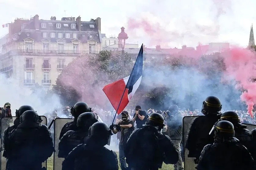法国也乱了! 大规模骚乱爆发 黑帮持机枪上街扫射 4天4夜大混战（组图） - 24