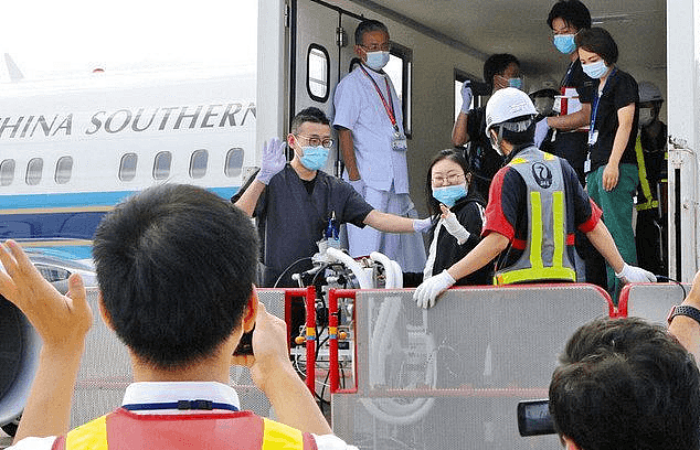 疫情期间中日联合为她一人包机！在日中国女生与死神擦肩，医生上演“生死时速”（组图） - 12