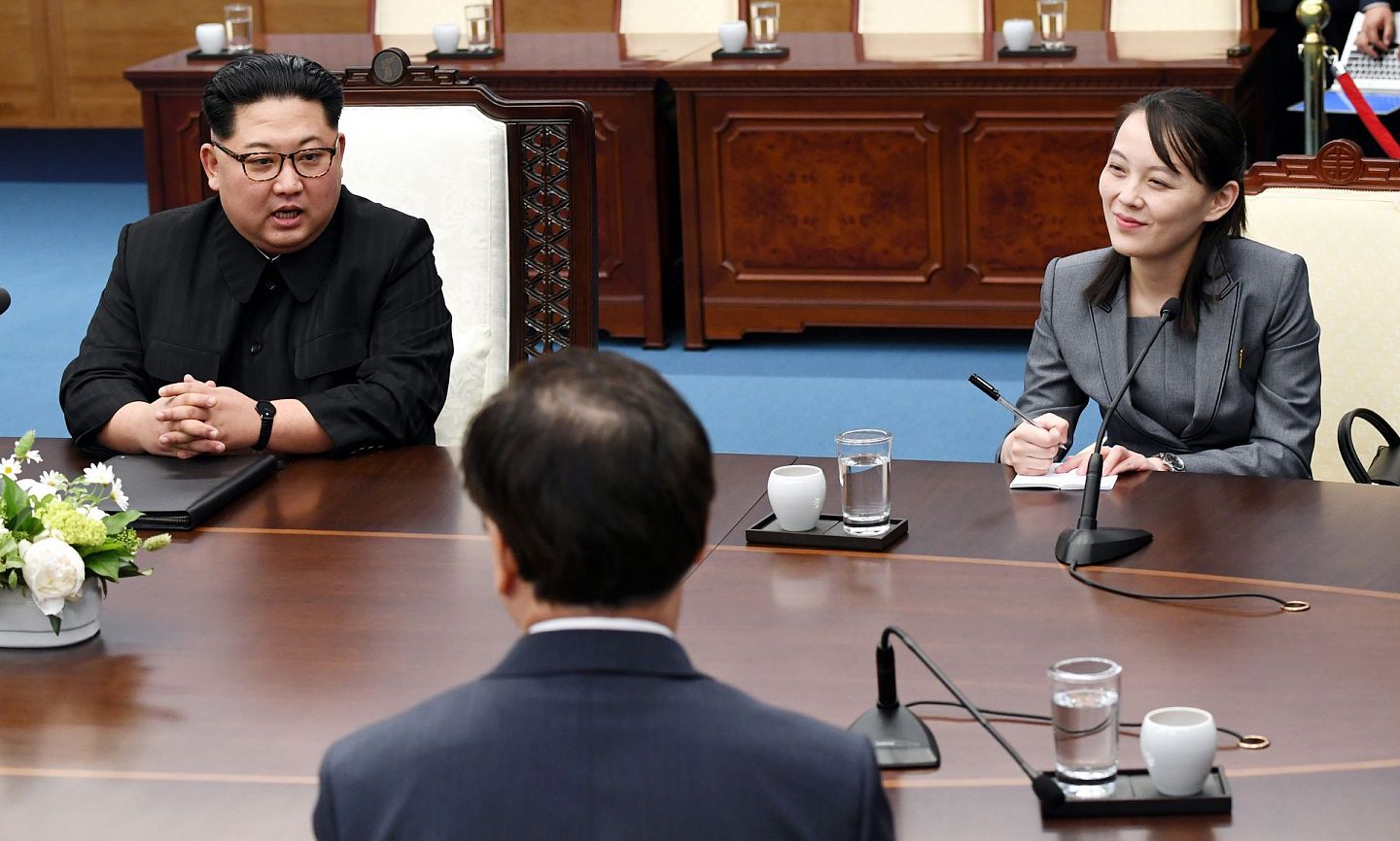 金与正多次陪同金正恩出席重要活动，被指越来愈接近朝鲜政治权力中心。图为2018年7月，金与正（右）出席韩朝板门店会议。（Getty）