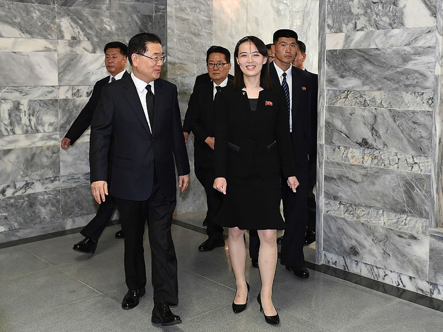2019年6月12日，金与正（右）前往朝韩非军事区，对韩国前总统金大中遗孀李姬镐的逝世表示哀悼。（Reuters）