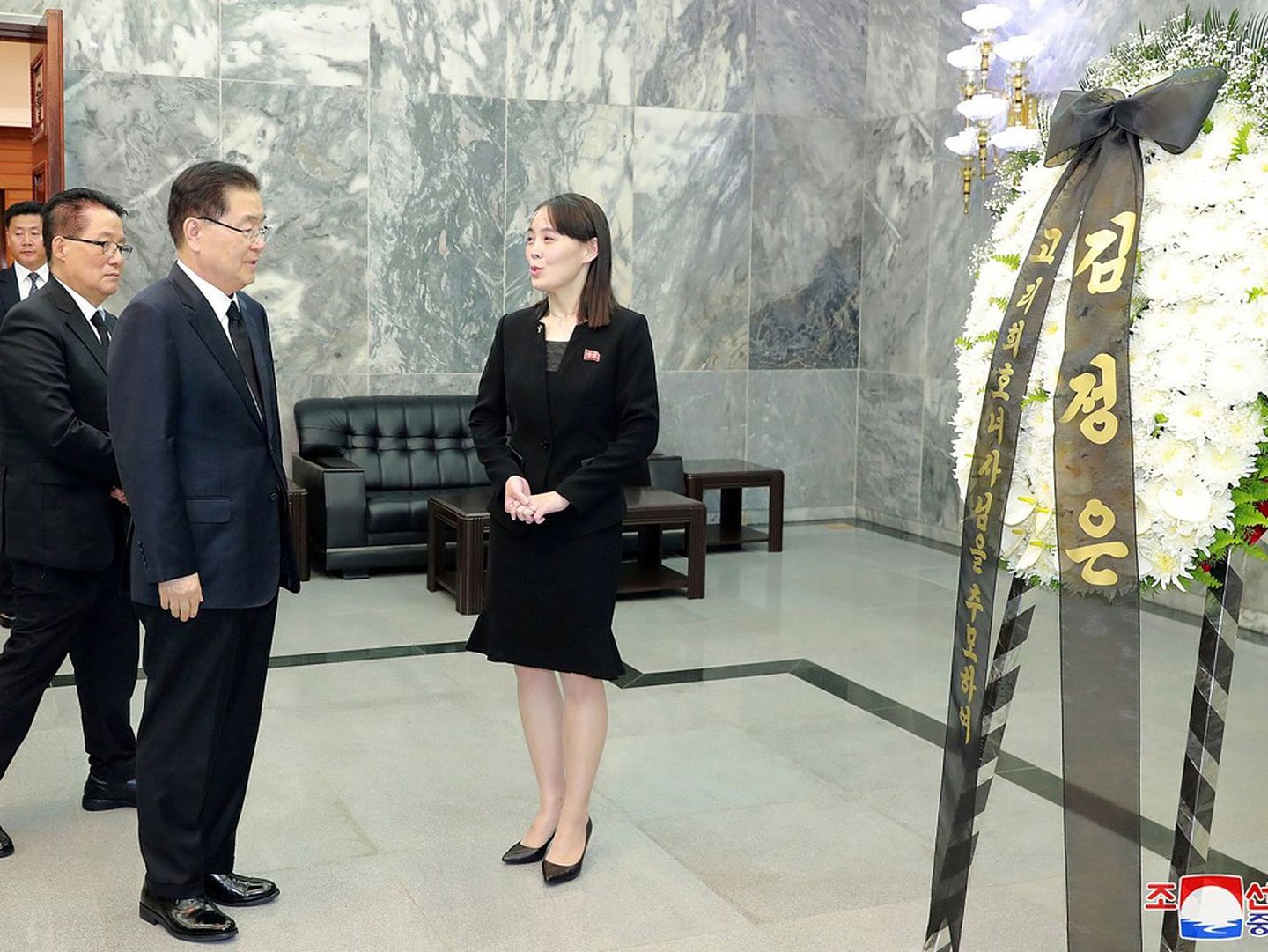 2019年6月12日，金与正（右）前往朝韩非军事区送来悼词与花圈，以此对韩国前总统金大中遗孀李姬镐的逝世表示哀悼。（Reuters）