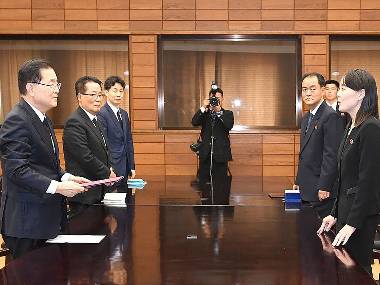 2019年6月12日，金与正（右）在朝韩非军事区与韩国国家安保室长郑义溶会谈，转交朝鲜领导人金正恩书信。（Reuters）