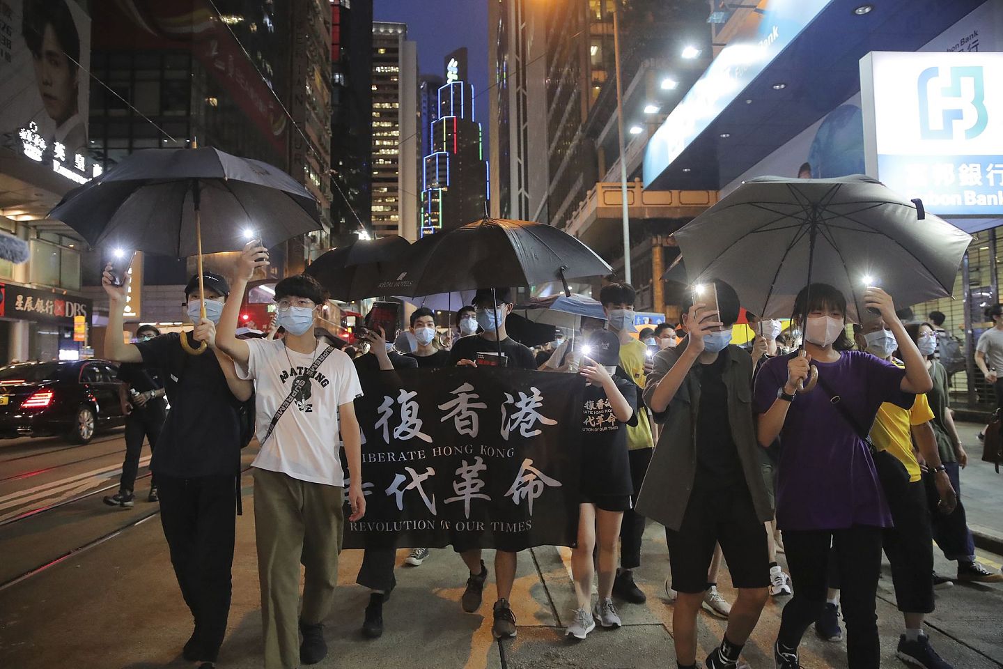 中国人大通过“港版国安法”立法后，香港示威者发起反对立法游行。（AP）