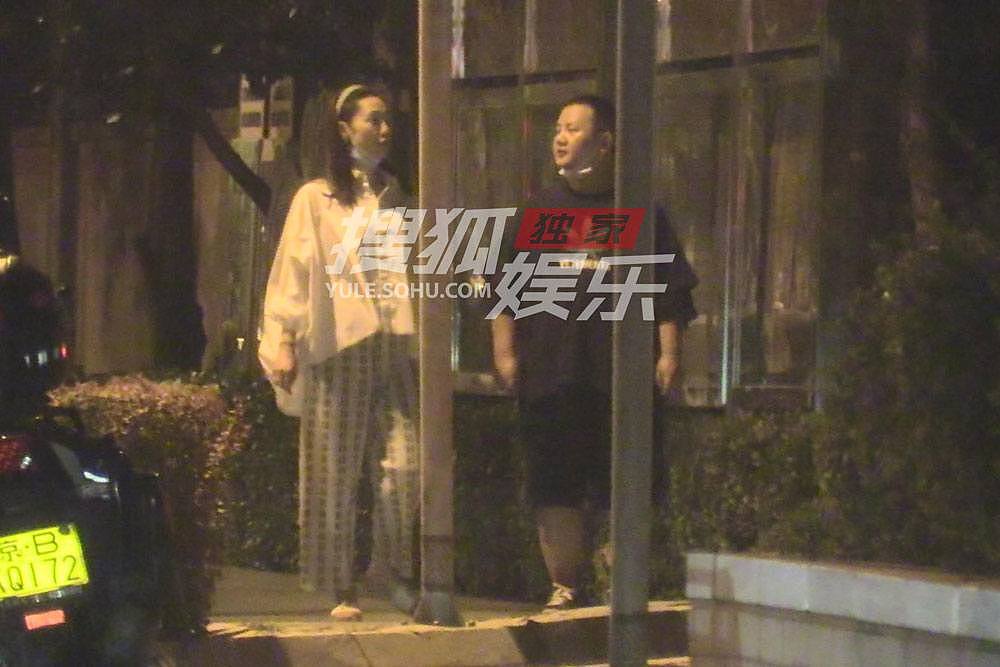 白百何新恋情瞒不住了？深夜与一肥硕矮丑男亲密，失婚少妇的她颜值崩塌破罐破摔了？（组图） - 5